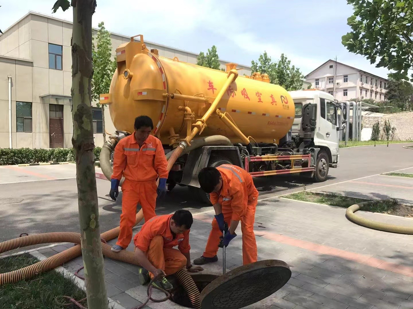 万源管道疏通车停在窨井附近