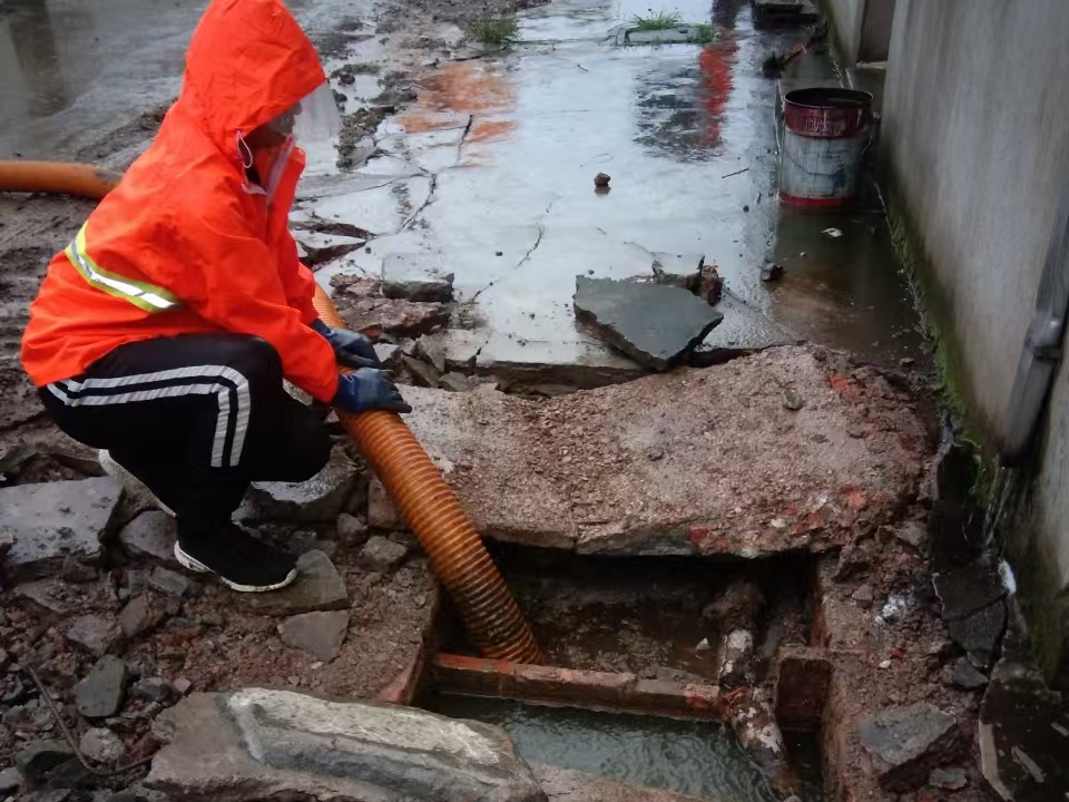 万源专业清理污水池 炜誉市政以规范流程守护城市 “肠道”