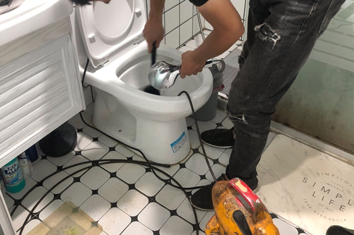 万源马桶堵塞自己疏通还是找师傅？专业上门服务让你省时更省心