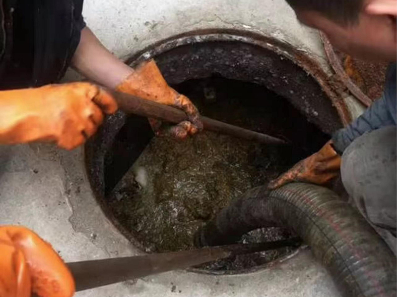 万源清理化粪池时如何避免沼气的危害？